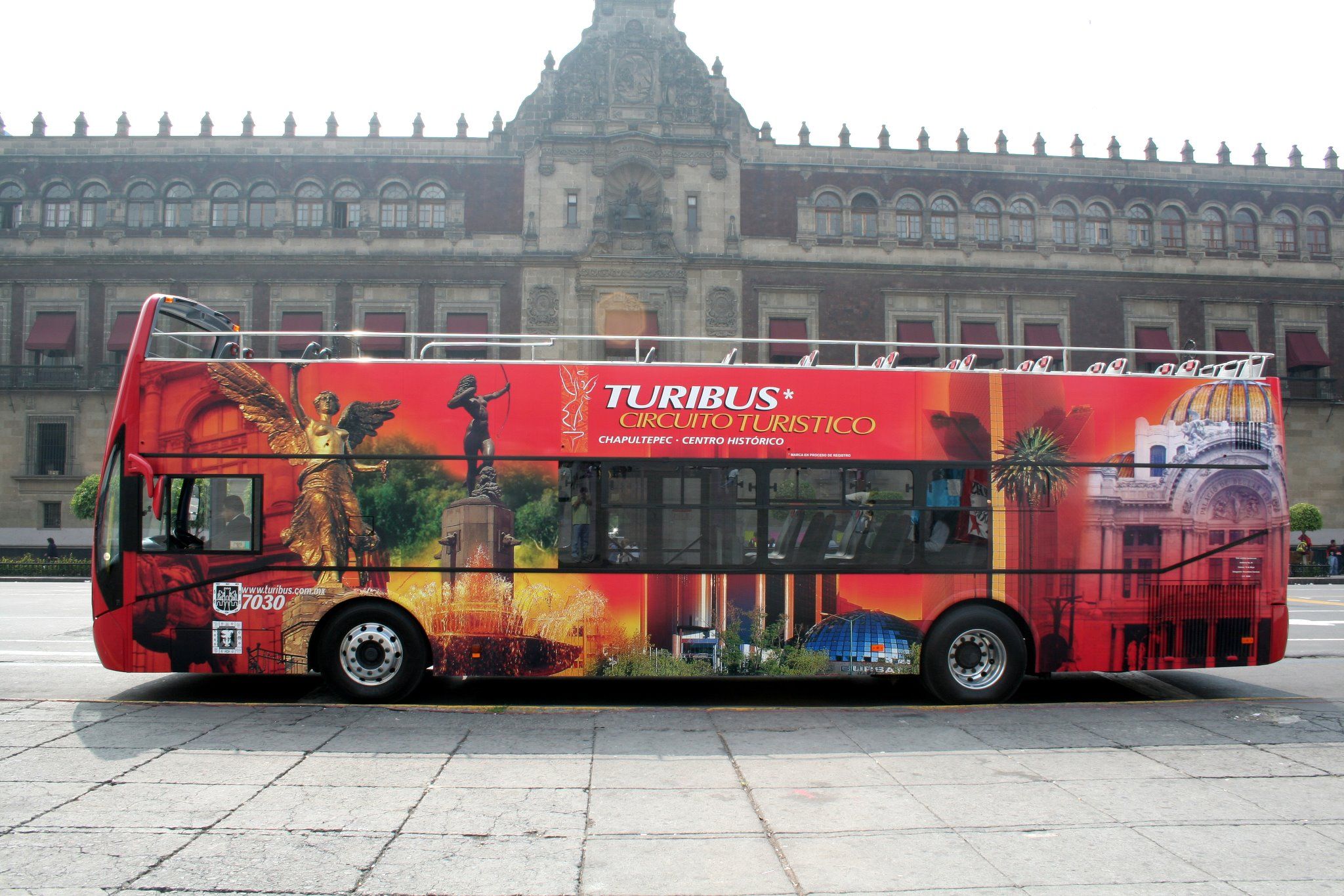 Nueva ruta del Turibús conmemora centenario de la Constitución