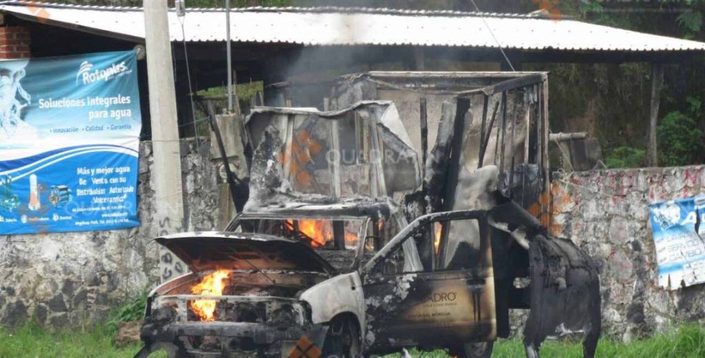 Incendian vehículos en Uruapan - vehiculos-michoacán-3-1024x521