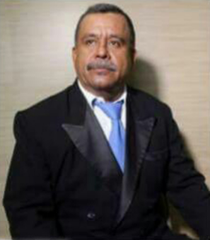 Regidor nayarita estrella botella de cerveza contra mujer - victor-ponce