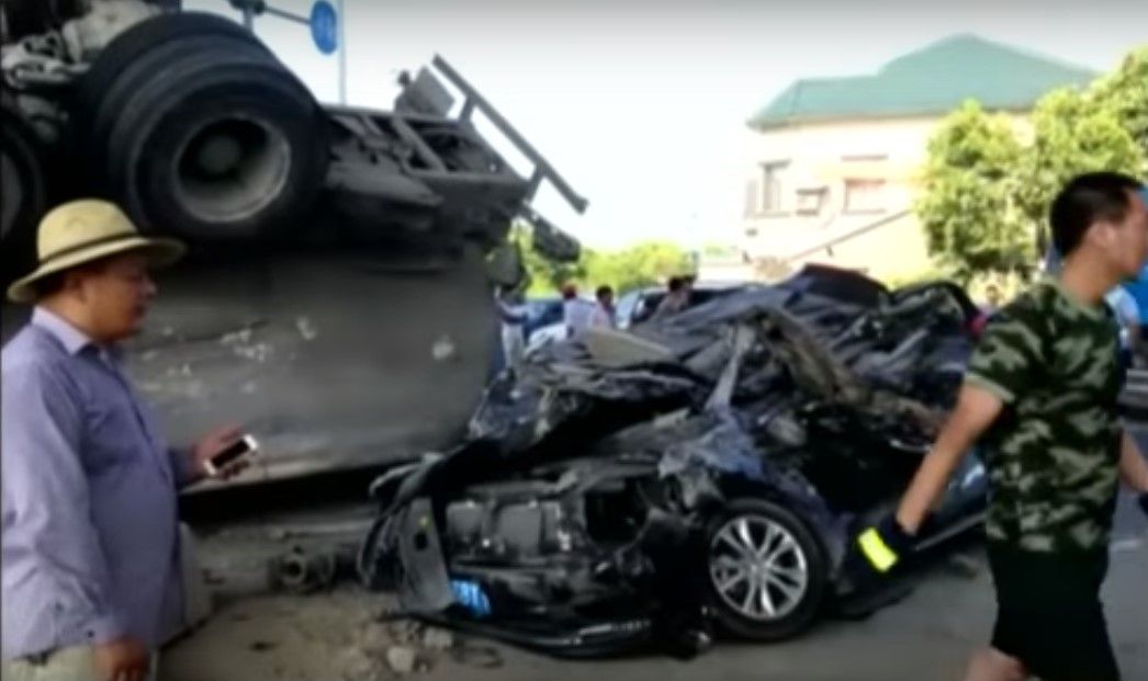 Video: camión aplasta a camioneta en China