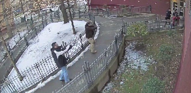 Video: policías de Nueva York balean a joven mientras se rinde - video-policía