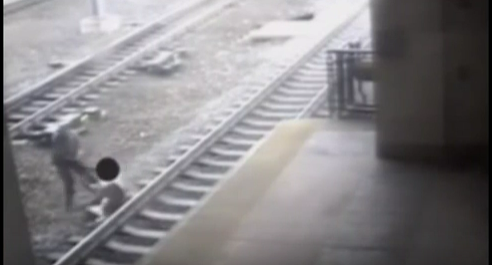 Policía salva a suicida de ser aplastado por un tren - video-suicida