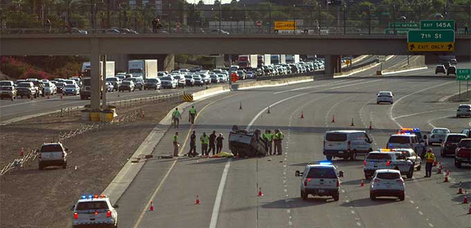 Video: joven que maneja sin manos a 170km/h, vuelca su auto