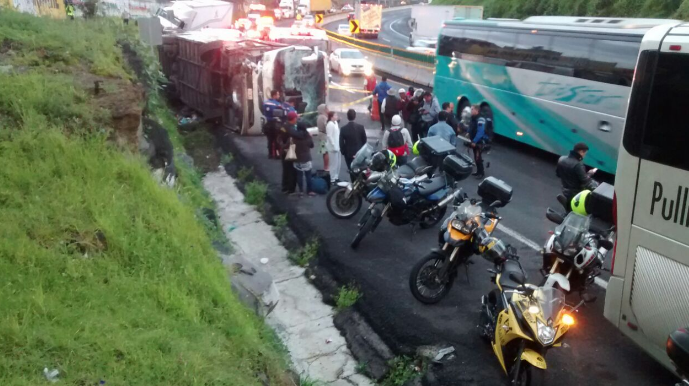Volcadura de autobús en autopista México-Cuernavaca deja un muerto