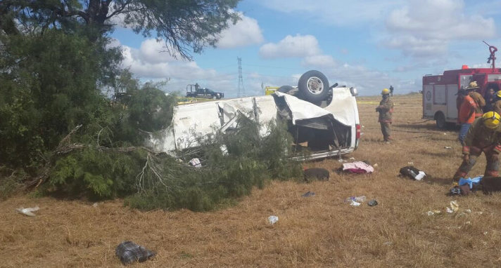 Vuelca camioneta con migrantes en la carretera Monterrey-Reynosa, hay 5 muertos
