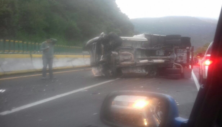 Vuelca auto en la autopista México-Cuernavaca