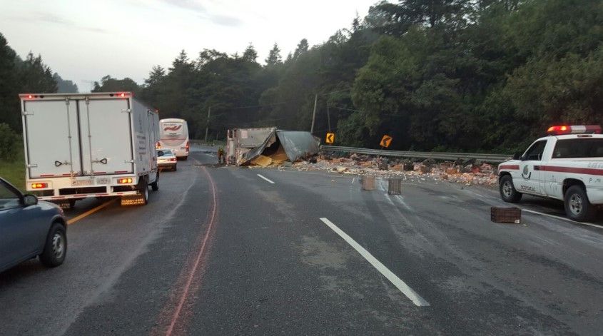Vuelca tráiler en la carretera México-Toluca