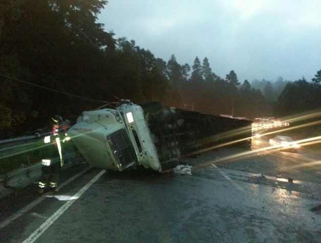 Vuelca tráiler en la carretera México-Toluca - volcadura-trailer-mexico-toluca-PoliciaFedMx2