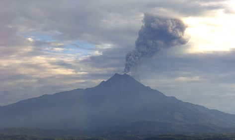 Volcán de Colima exhala fumarola de 2 kilómetros