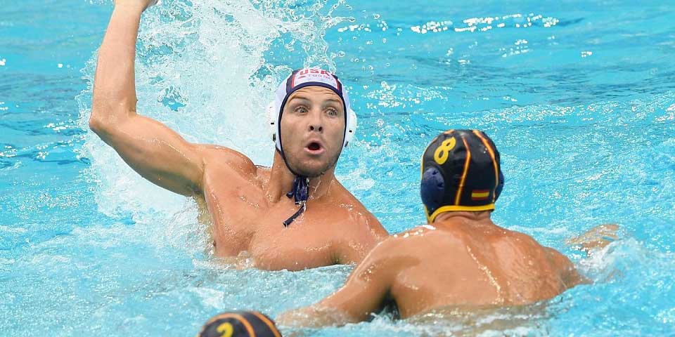 Nadadores se quejan por cloro usado para evitar albercas verdes