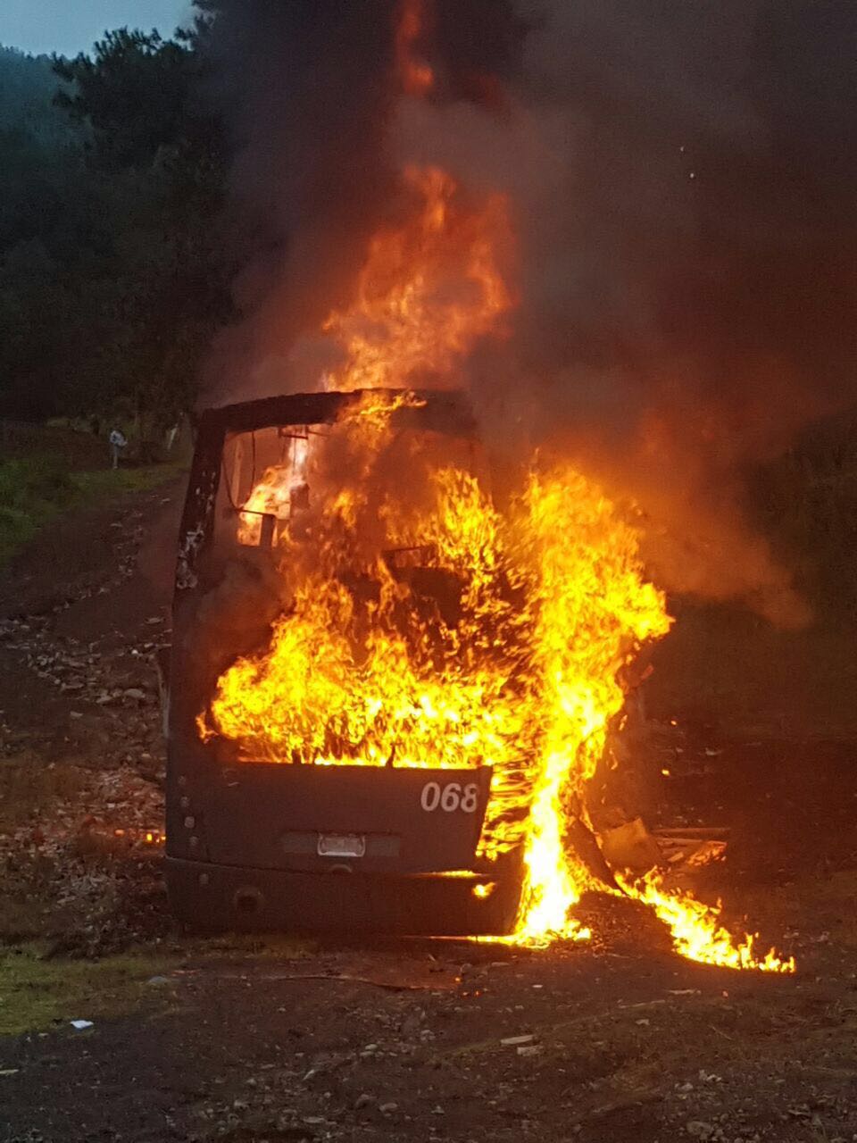 Normalistas queman autobús en Michoacán. Suspenden corridas por seguridad - whats-11