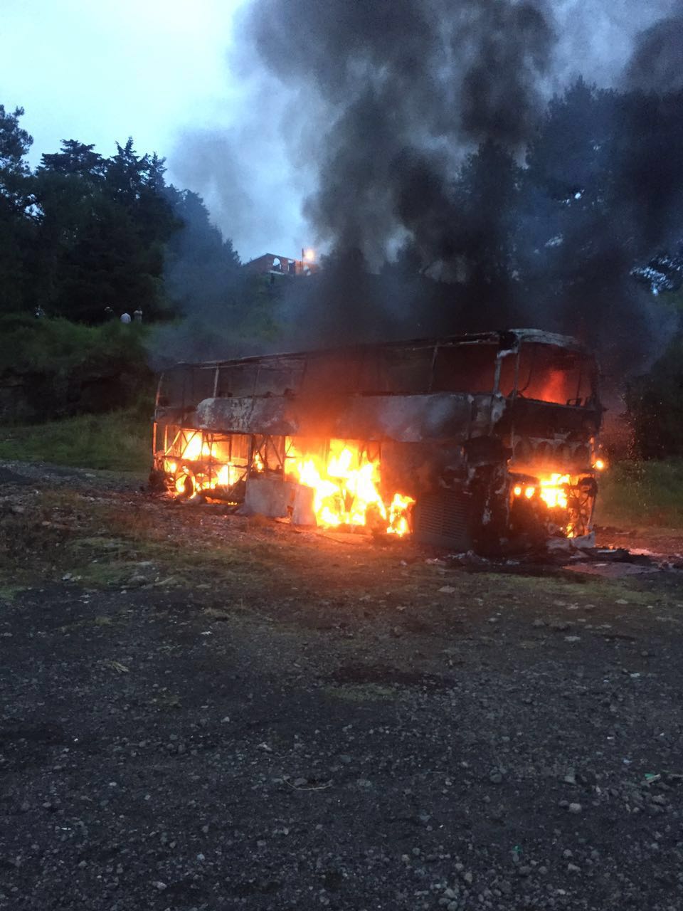 Normalistas queman autobús en Michoacán. Suspenden corridas por seguridad - whats-12