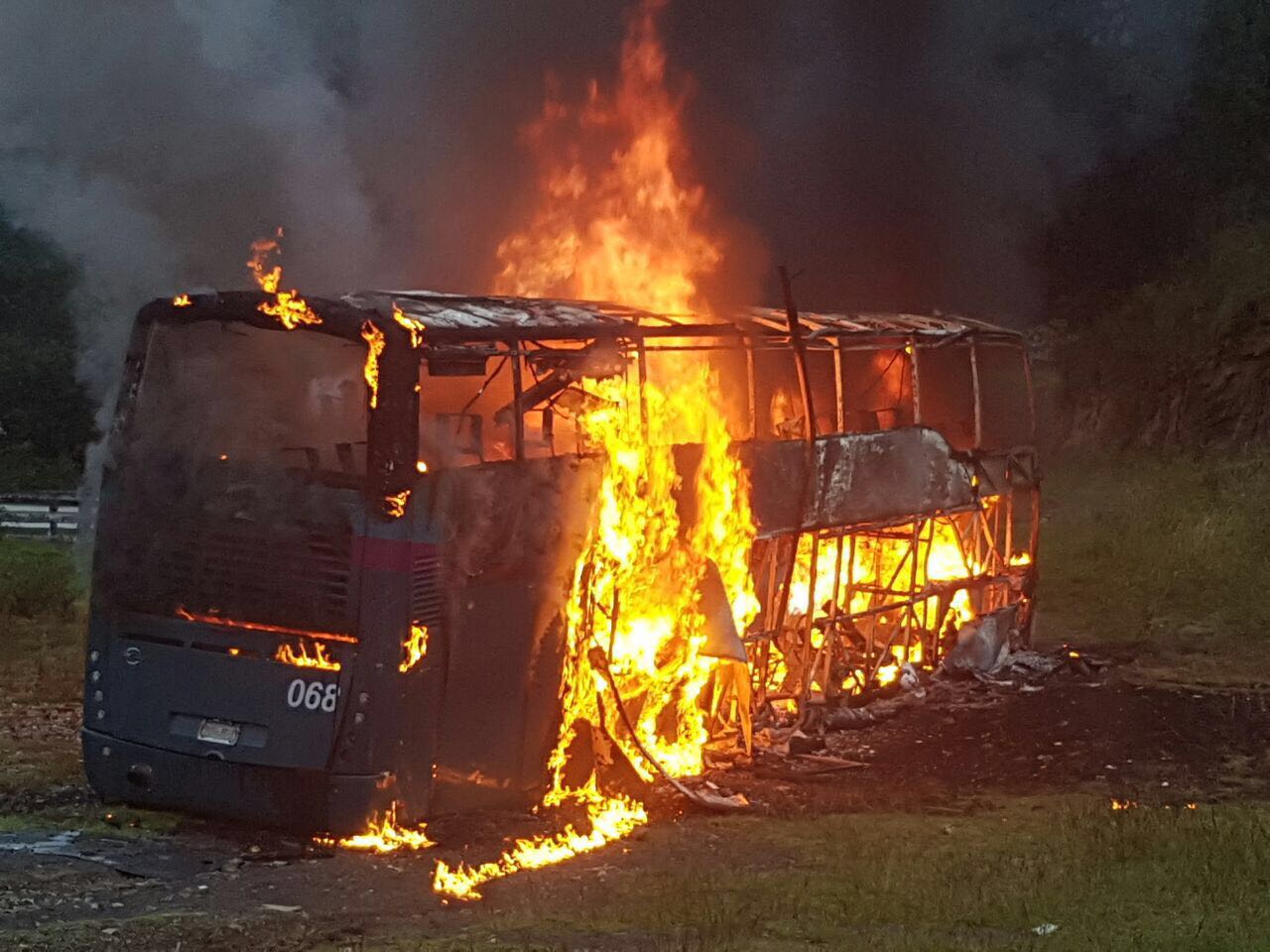 Normalistas queman autobús en Michoacán. Suspenden corridas por seguridad