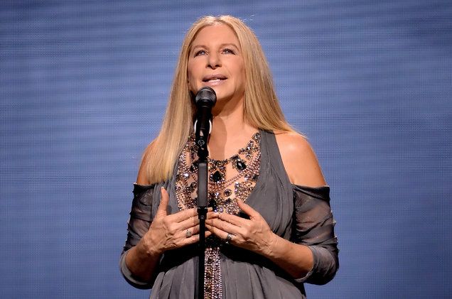 Barbra Streisand llama payaso a Donald Trump - 02-Barbra-Streisand-onstage-la-aug-2016-billboard-1548