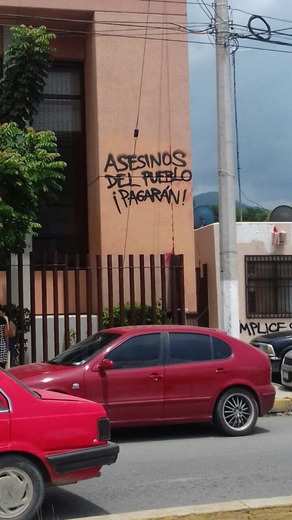 Video: maestros se enfrentan con policías en Chilpancingo - 033f2d94-36df-4e1b-823e-5ef8c123142d-576x1024