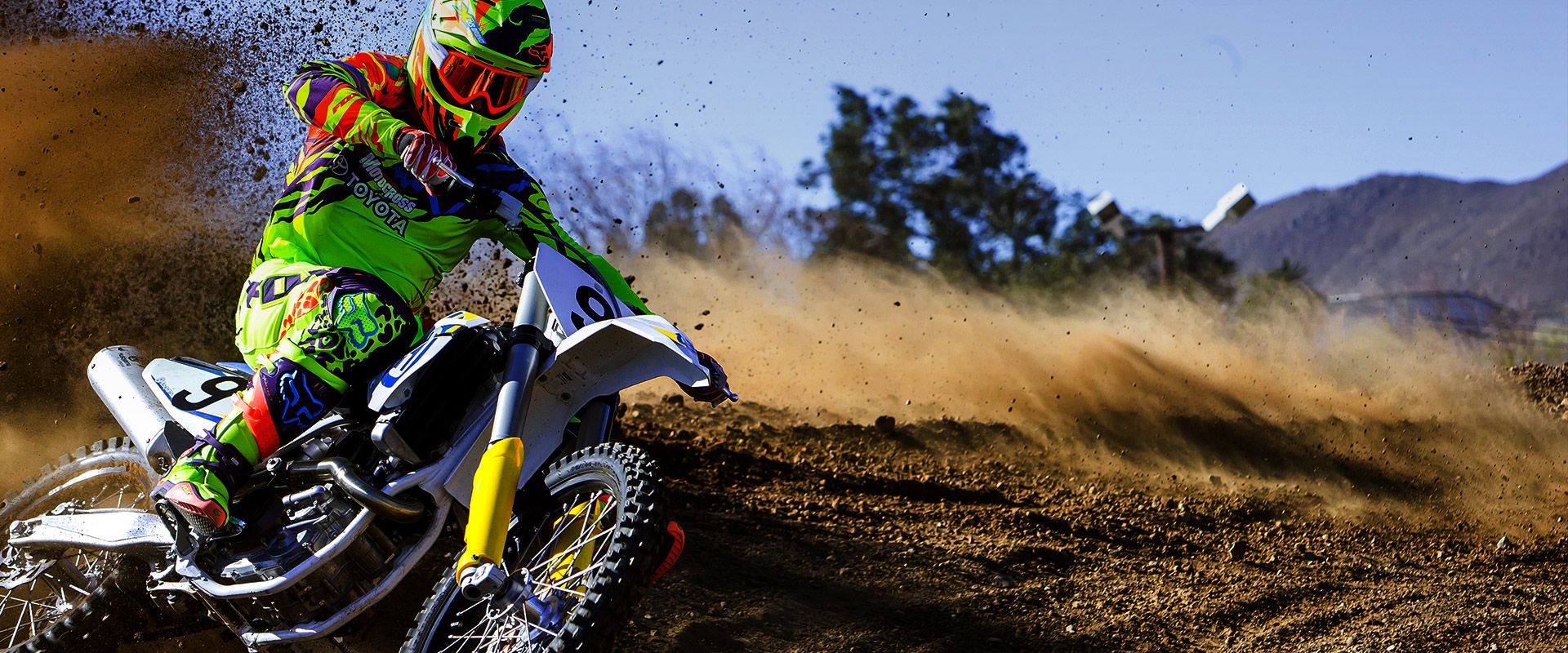 Video: competidor de motocross cae y lo atropellan 6 motos