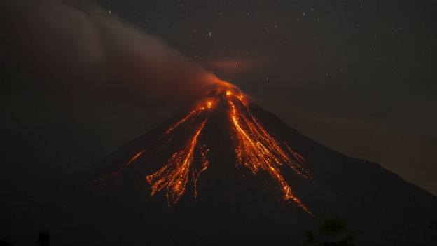 Desalojan a comunidades por actividad del Volcán de Colima