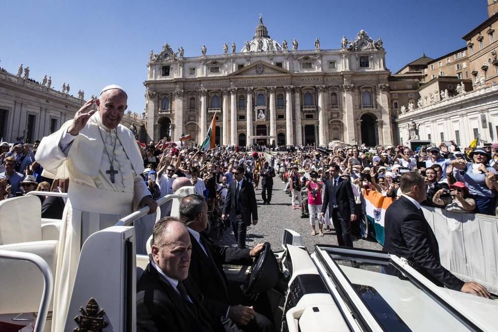 Francisco invitó a comer pizza al Vaticano a mil 500 pobres - 1472980894_865841_1472989883_album_normal