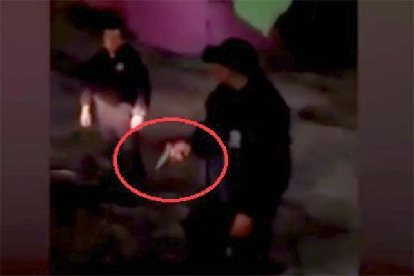 Video: policía dispara a familia durante revisión de vehículo