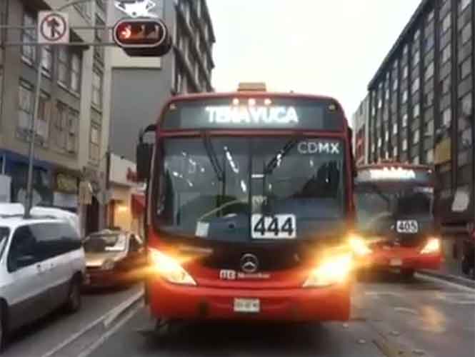 Metrobús y motociclista chocan en Balderas