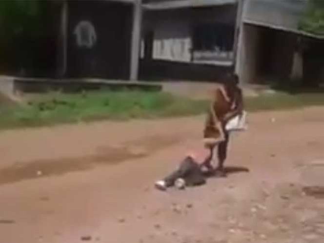Video: mujer arrastra a su hija por la calle