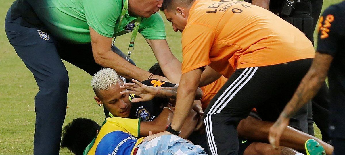 Video: aficionados derriban a Neymar