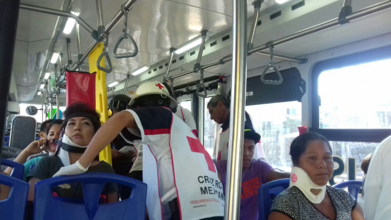 Choque entre camiones de Acabús y Bonafont deja 10 heridos - 1fd67685-59ad-4e69-aa06-9c1cc4b8781a