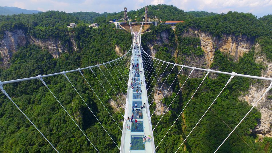 China cierra el puente de cristal de 300 metros de altura