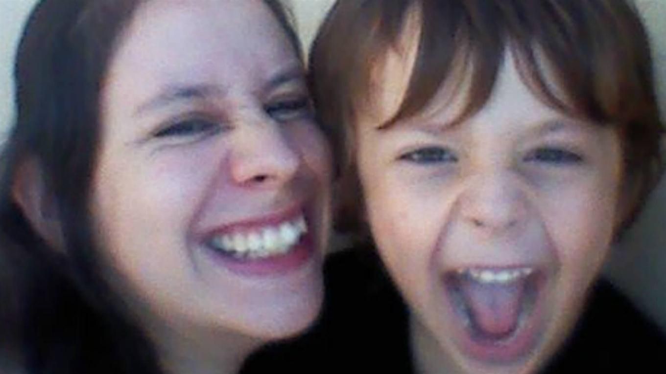 Video: niño que nació sordo escucha por primera vez a su mamá - 2268278h765