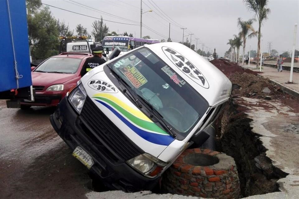 Combi cae a una zanja en Nezahualcóyotl - 3163519