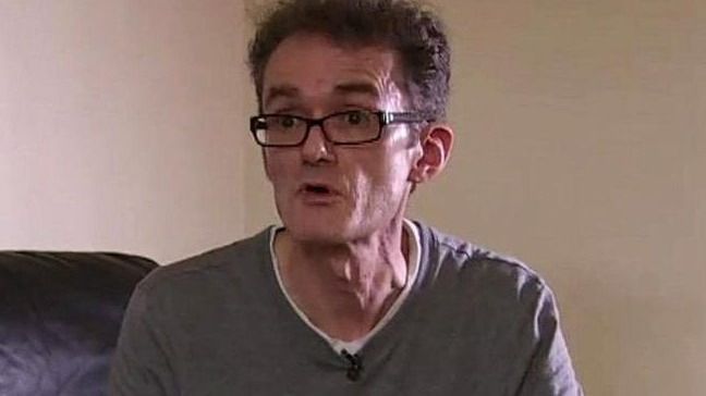 Hombre se opera a sí mismo para evitar negligencias