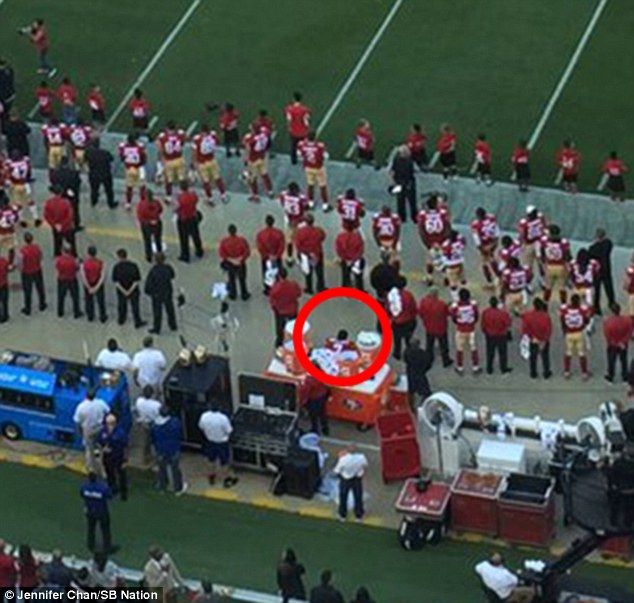 Colin Kaepernick usa calcetines de cerdos con gorra de policía - 37A3E70300000578-3762689-image-m-58_1472431067953