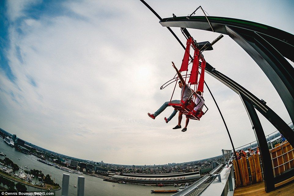 Video: columpio a 22 pisos del suelo en mirador de Ámsterdam - 37F59AEE00000578-0-image-a-23_1473151424885