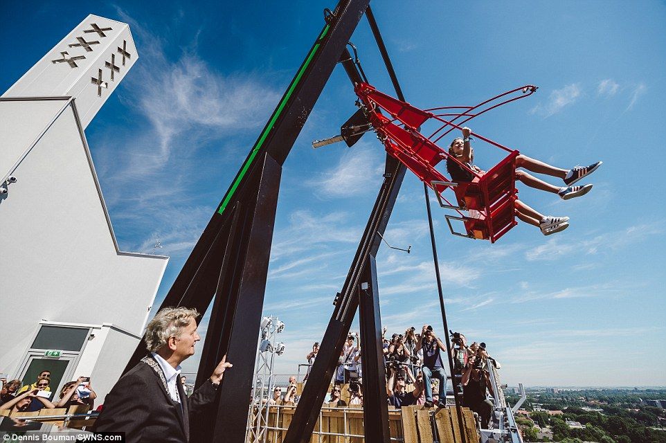 Video: columpio a 22 pisos del suelo en mirador de Ámsterdam - 37F59BC000000578-0-image-a-25_1473151424991