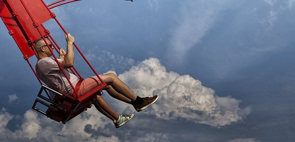 Video: columpio a 22 pisos del suelo en mirador de Ámsterdam