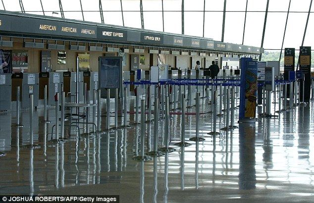 El encargado que dejó abordar a dos terroristas el 11 de septiembre - 38340A1700000578-3783981-Moving_on_-a-26_1473595648425