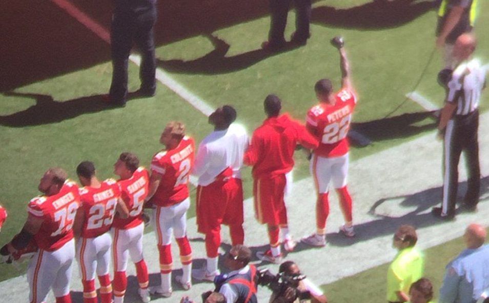 Continúan las protestas en la NFL durante himno de Estados Unidos