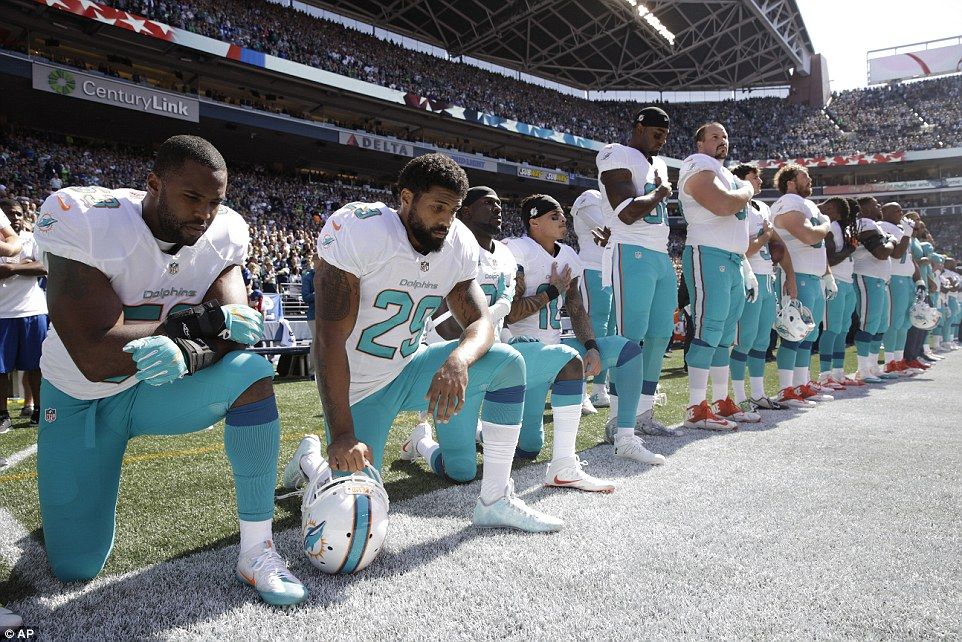 "Los jugadores que protestan deberían de irse a otro país": Trump - 3838019800000578-3784017-From_left_Miami_Dolphins_Jelani_Jenkins_Arian_Foster_Michael_Tho-a-24_1473627979983