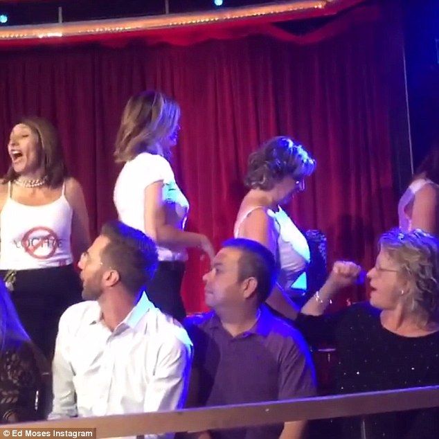 Video: atacan a Ryan Lochte durante premiere en vivo de programa - 3847398E00000578-3786509-image-a-99_1473748099157