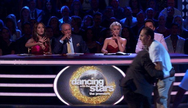 Video: atacan a Ryan Lochte durante premiere en vivo de programa - 3847A40100000578-3786509-image-a-97_1473747955558