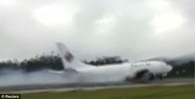 Video: avión aterriza sobre panza por fallo - 384A2A0700000578-3786972-image-m-42_1473763797368