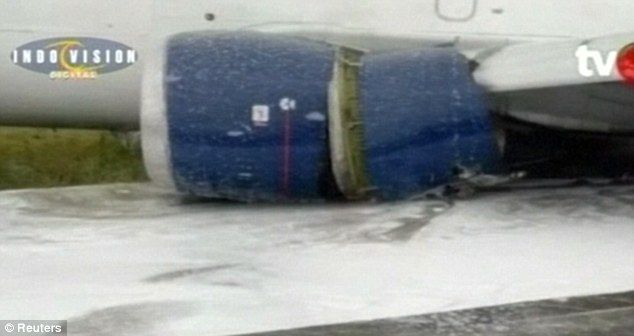 Video: avión aterriza sobre panza por fallo - 384A2A1600000578-3786972-image-m-45_1473763957862