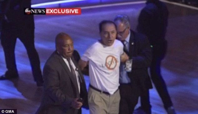 Video: atacan a Ryan Lochte durante premiere en vivo de programa - 384AFE3500000578-3786509-image-m-35_1473769415102