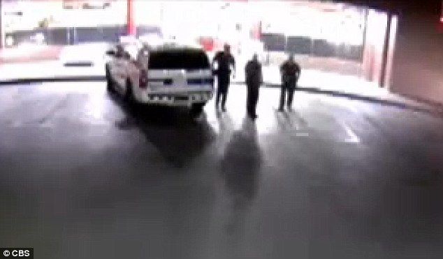 Video: hombre atropella intencionalmente a tres policías en EE.UU. - 38526E2D00000578-3788166-Unaware_Three_police_officers_aged_41_36_and_33_chat_across_the_-m-45_1473816461713