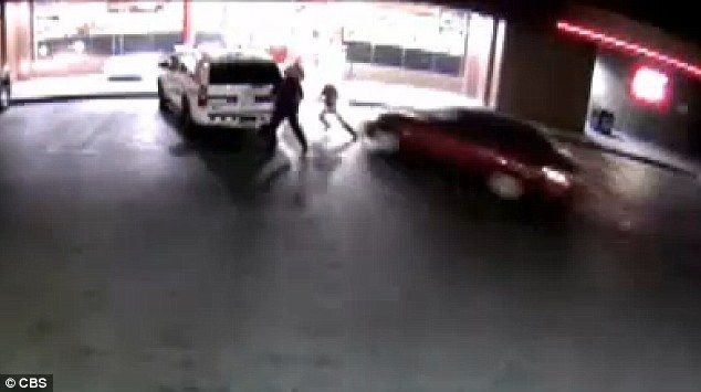 Video: hombre atropella intencionalmente a tres policías en EE.UU.