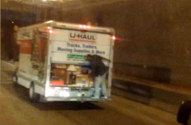 Video: hombre queda colgado de camión por tratar de robarlo