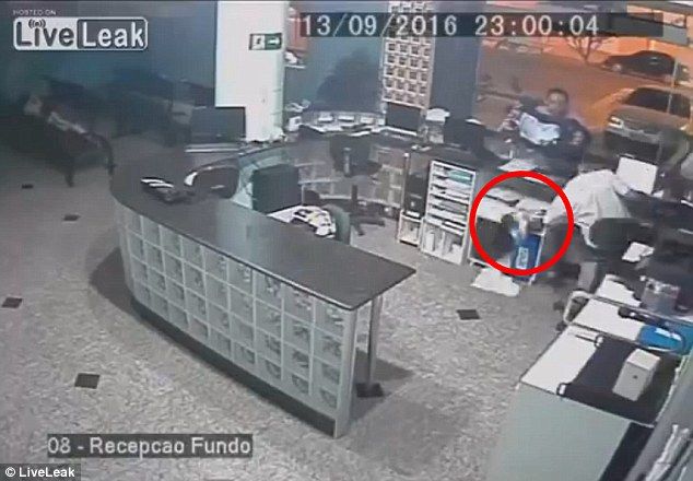 Video: recepcionista salva a recién nacido de caer al suelo