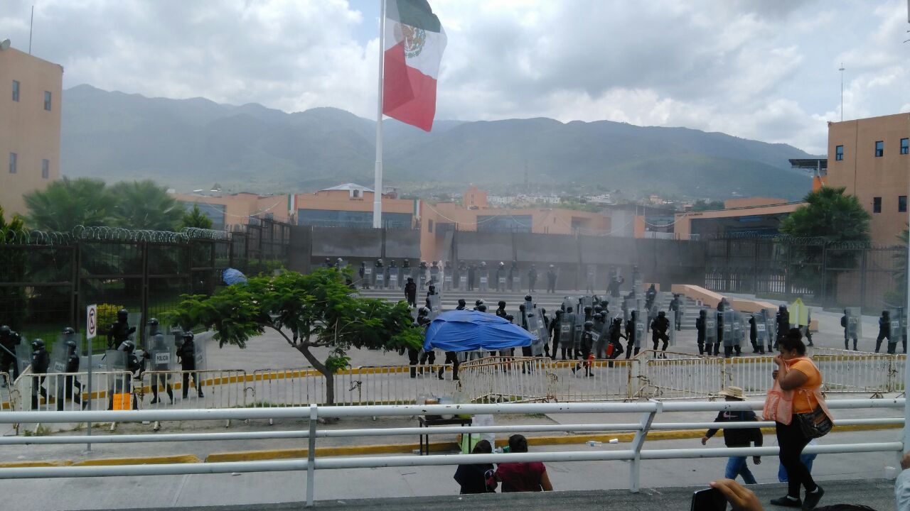 Video: maestros se enfrentan con policías en Chilpancingo