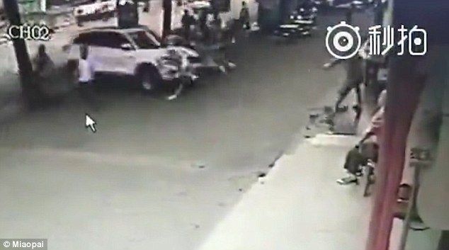 Video: camioneta fuera de control atropella a peatones en China - 38A44D4900000578-3799713-Bizarre_The_driver_says_he_was_wearing_slippers_which_meant_he_l-a-8_1474452860221