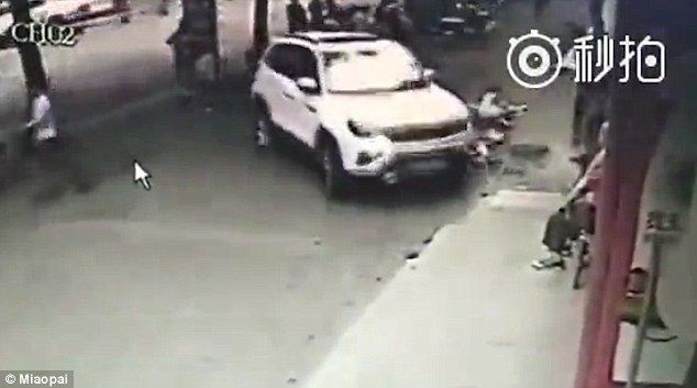 Video: camioneta fuera de control atropella a peatones en China